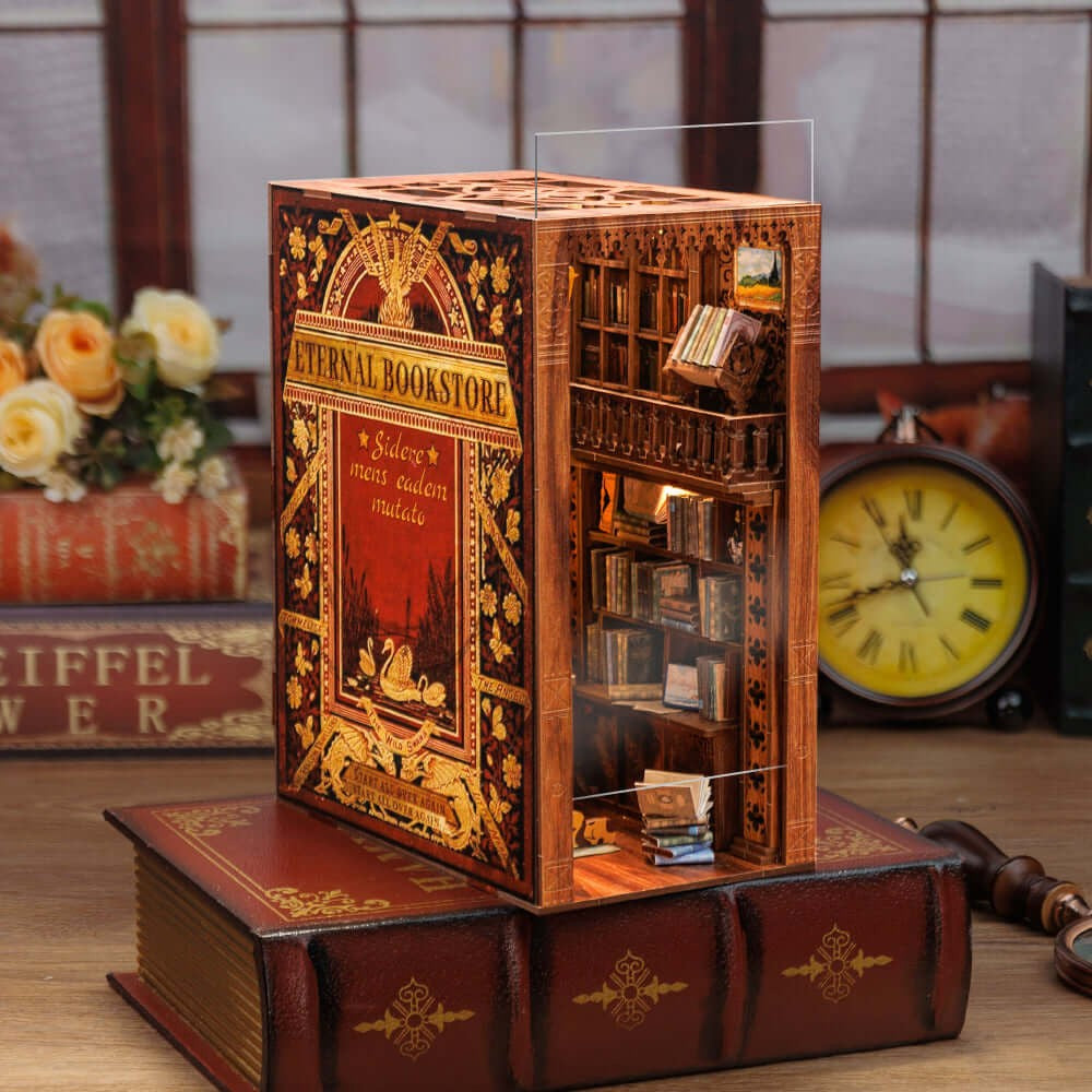 Miniatur-Bücherregal-Einsatz mit beleuchteten Regalen und winzigen Büchern, verziert wie ein antikes Buch