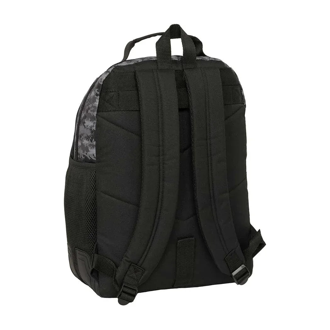 Rucksack mit Tarnmuster und schwarzen Schultergurten