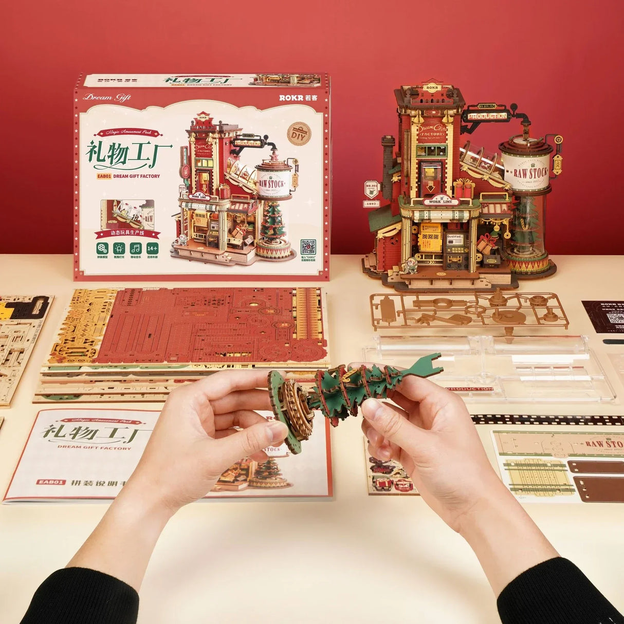 Hände halten ein unfertiges Holzpuzzle in Form eines Weihnachtsbaums