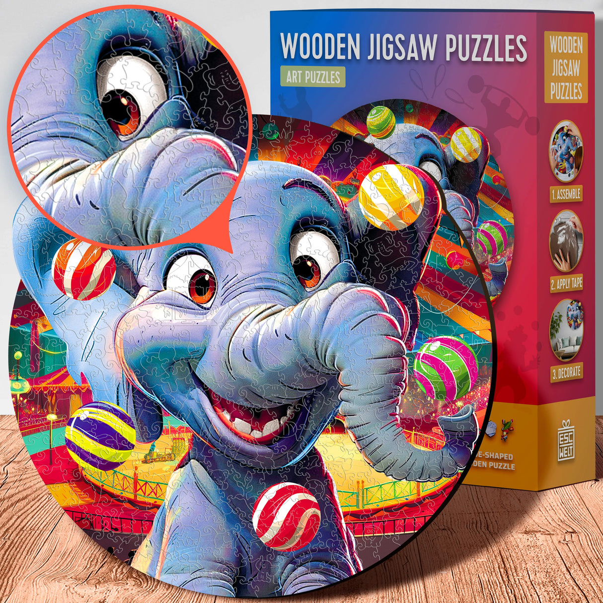 Rundes Holzpuzzle mit einem lächelnden Elefanten und bunten Bällen vor einem Zirkushintergrund
