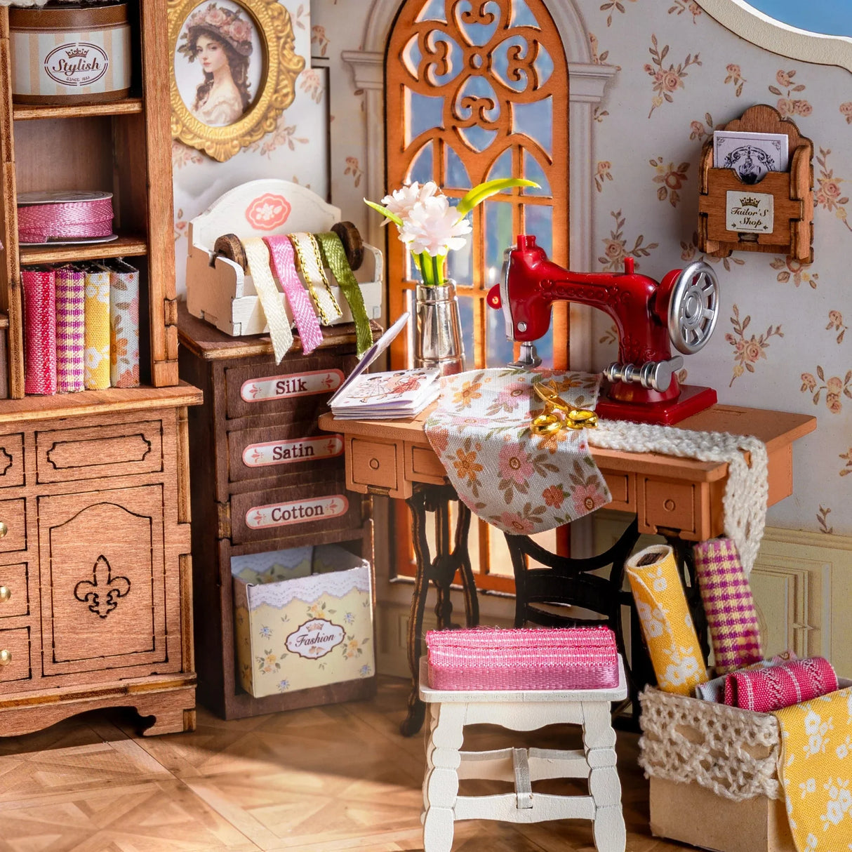 Miniatur-Nähzimmer mit Nähmaschine, Stoffen und Nähzubehör