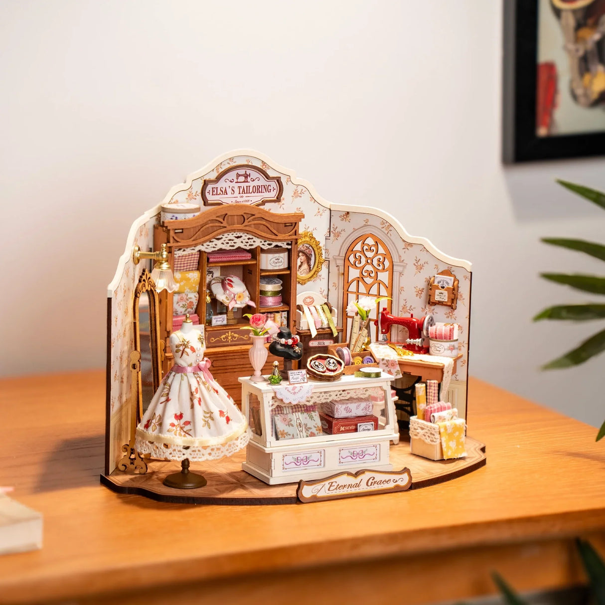 Miniatur-Nähstube mit Schaufenster, Nähmaschine, Kleiderständer und Accessoires