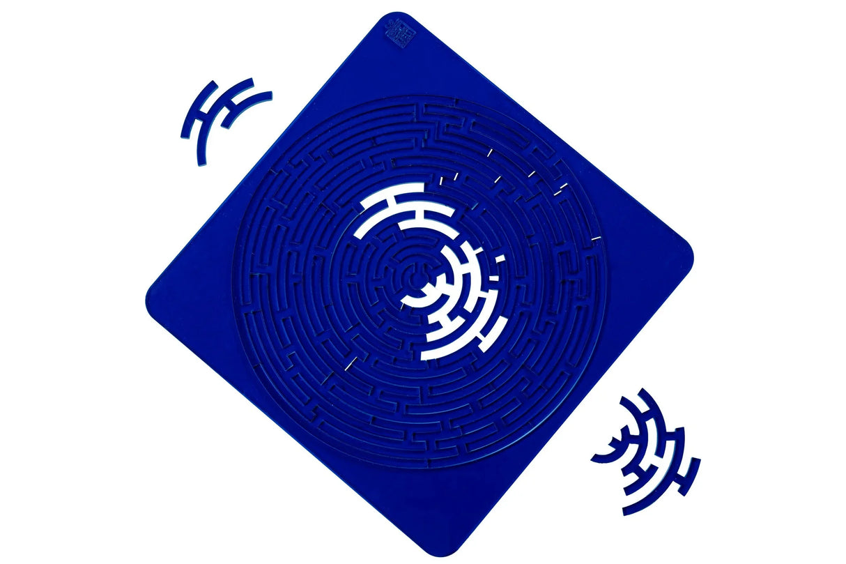 Das blaue, kreisförmige Labyrinth-Rätsel aus Acryl aus dem Puzzle Colors Trio Set mit runden Puzzleteilen auf weißem Hintergrund.