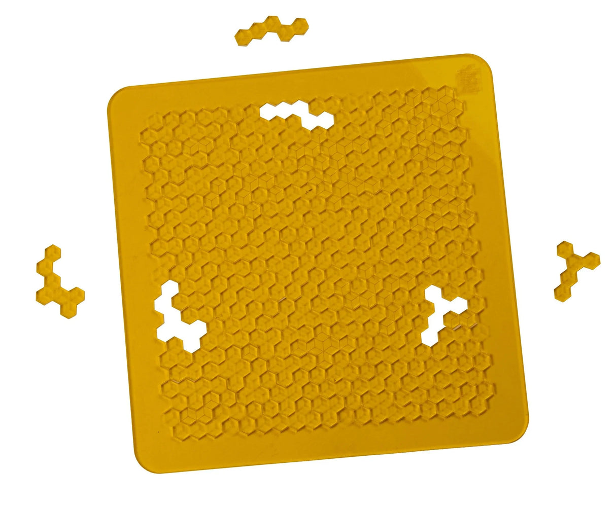 Das gelbe Acryl-Legerätsel aus dem Puzzle Colors Trio mit einer komplexen Bienenwaben-Struktur und einzelnen Hexagon-Puzzleteilen.