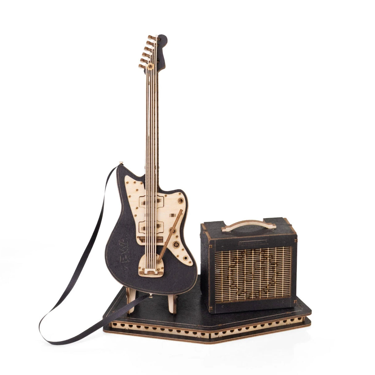 Modell einer schwarzen E-Gitarre mit hellem Holz-Schlagbrett und einem Verstärker auf einem Ständer