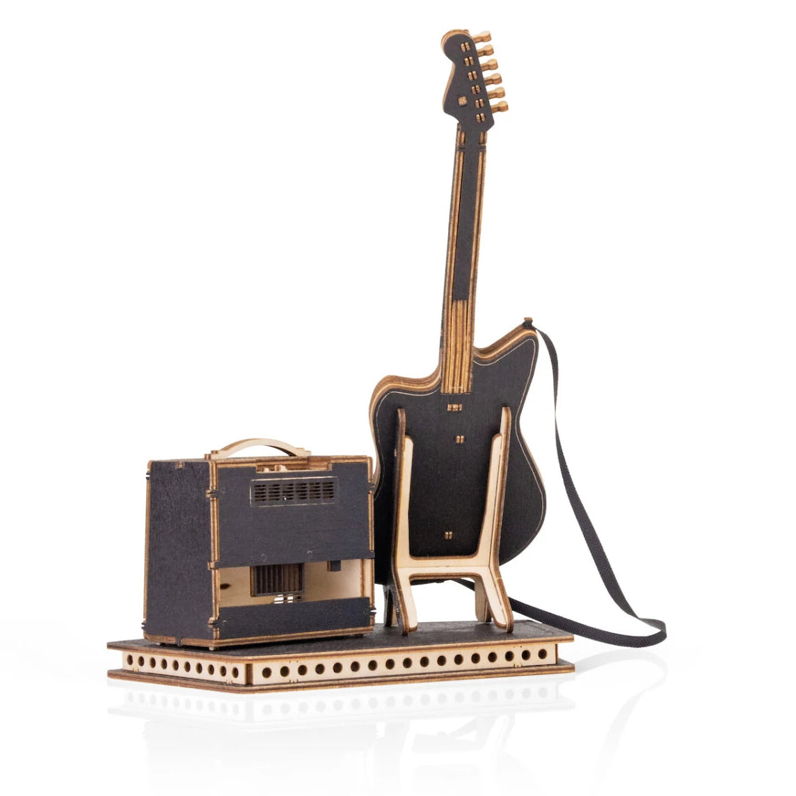 Miniatur-E-Gitarre und Verstärker aus Holz auf einem Ständer