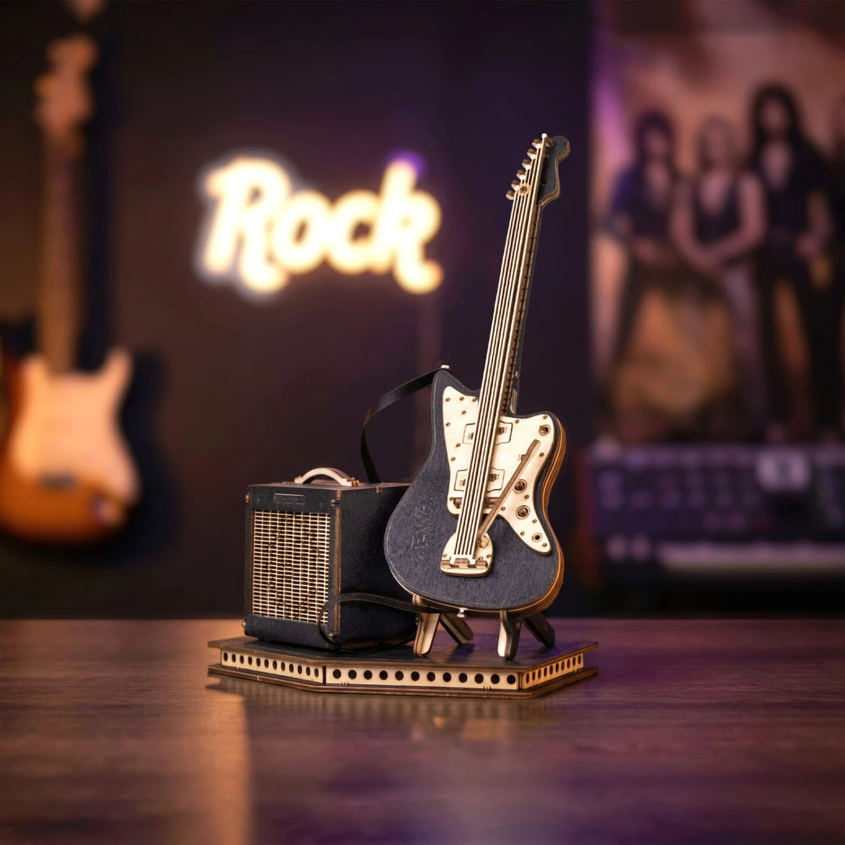 Miniatur-E-Gitarre und Verstärker auf Holzsockel mit Neon-Rock-Schild im Hintergrund