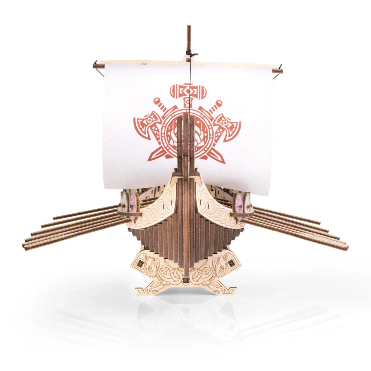 Hölzernes Wikingerschiff-Modell mit rotem Segeldesign