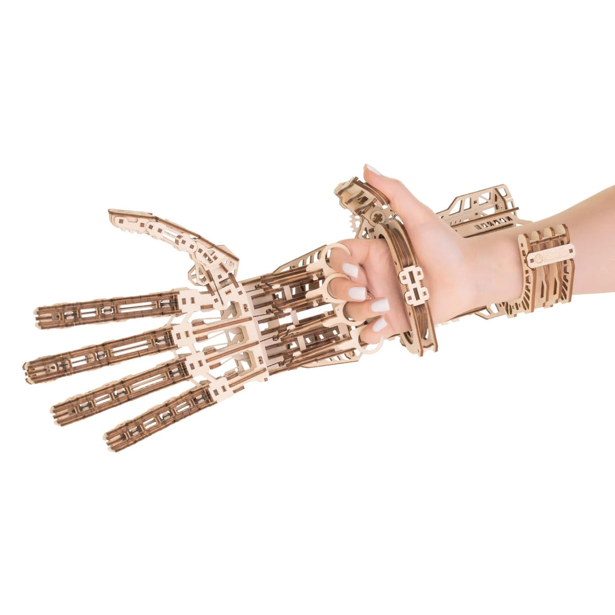Hölzerne Roboterhand mit menschlicher Hand, die das Handgelenk hält