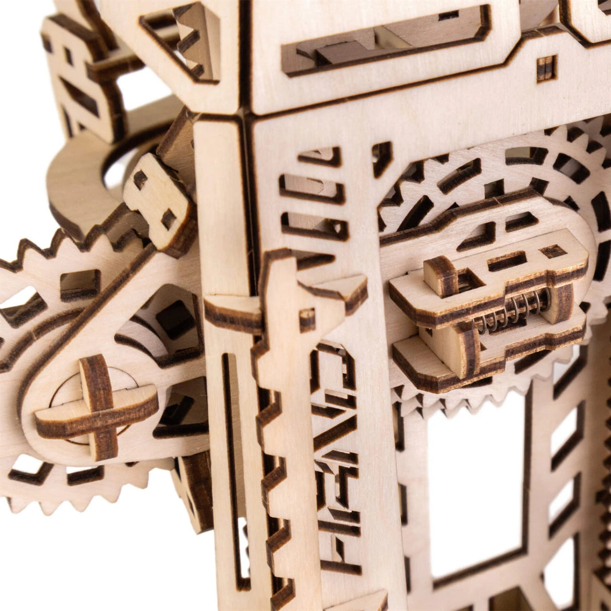 Nahaufnahme eines Holzpuzzles mit Zahnrädern und Federn