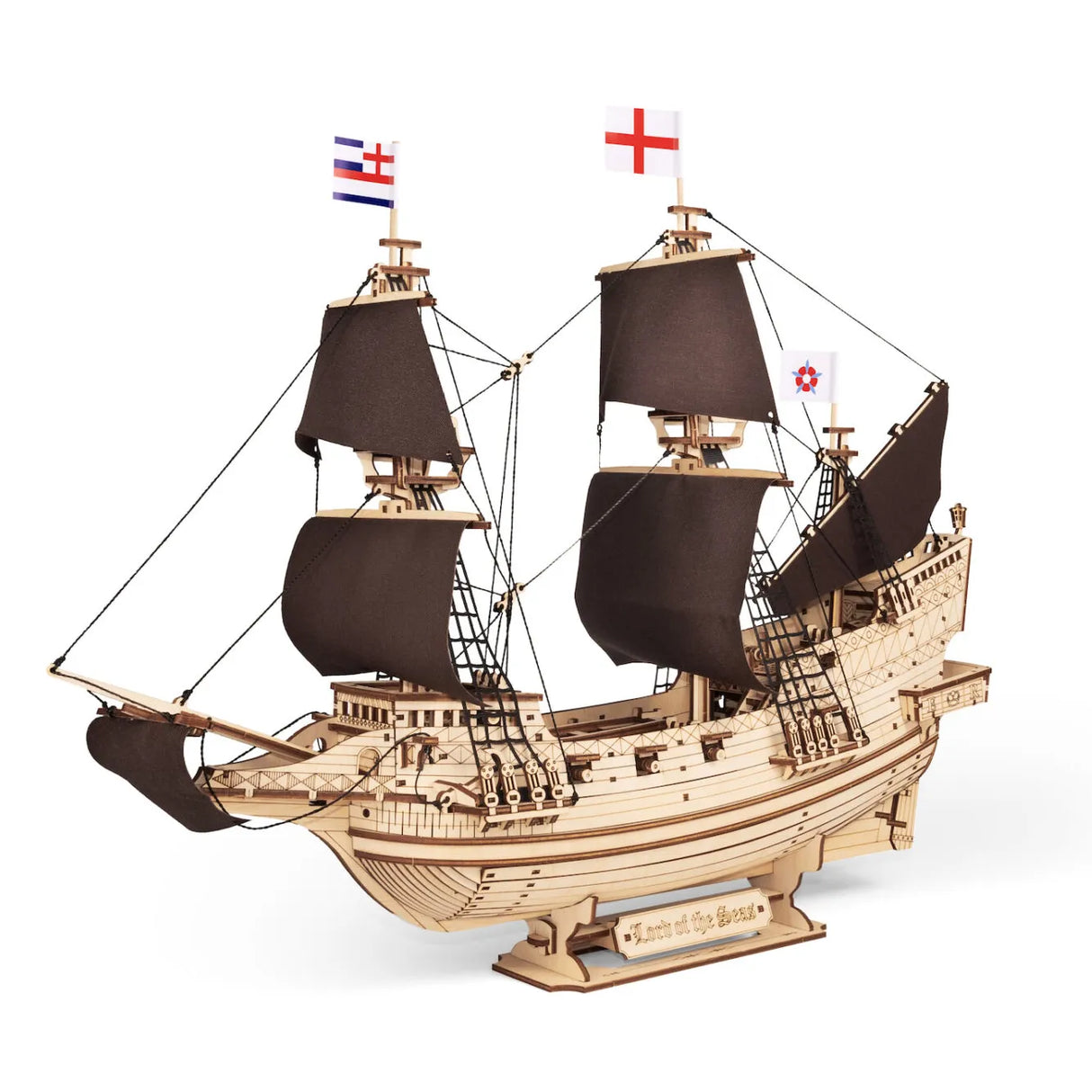Holzmodell eines Segelschiffs mit schwarzen Segeln und Flaggen