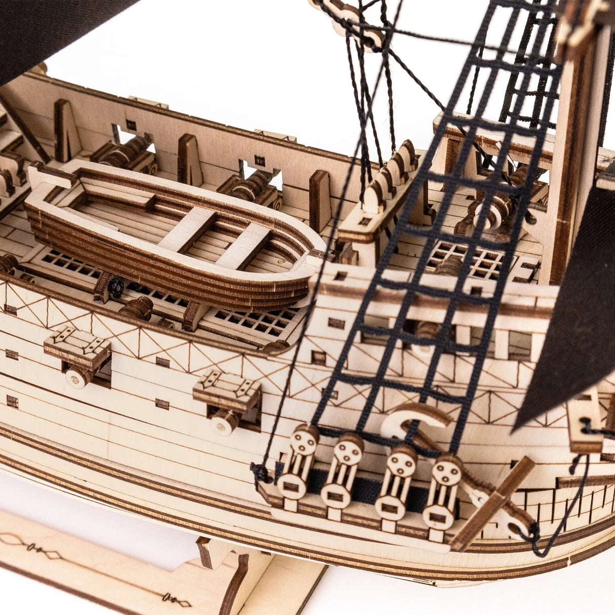 Holzmodell eines Segelschiffs mit Beiboot und Kanonen an Deck