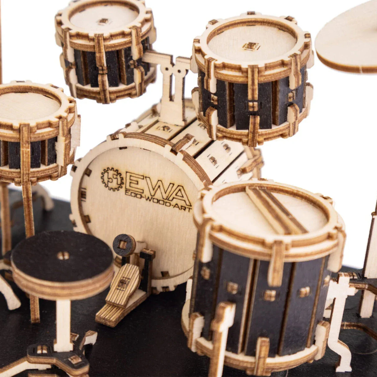 Nahaufnahme eines hölzernen Schlagzeug-Modells mit EWA-Logo auf der Bassdrum