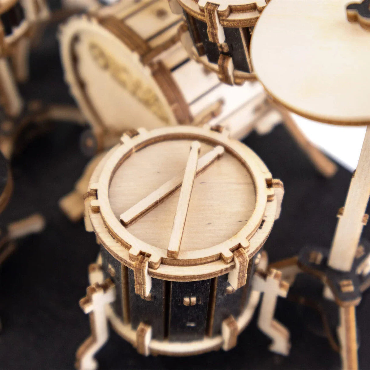 Nahaufnahme eines hölzernen Schlagzeugs mit zwei gekreuzten Trommelstöcken auf der Snare-Drum