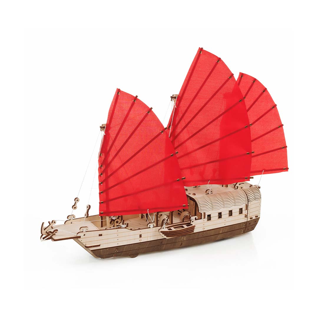 Modell eines chinesischen Schiffs mit roten Segeln