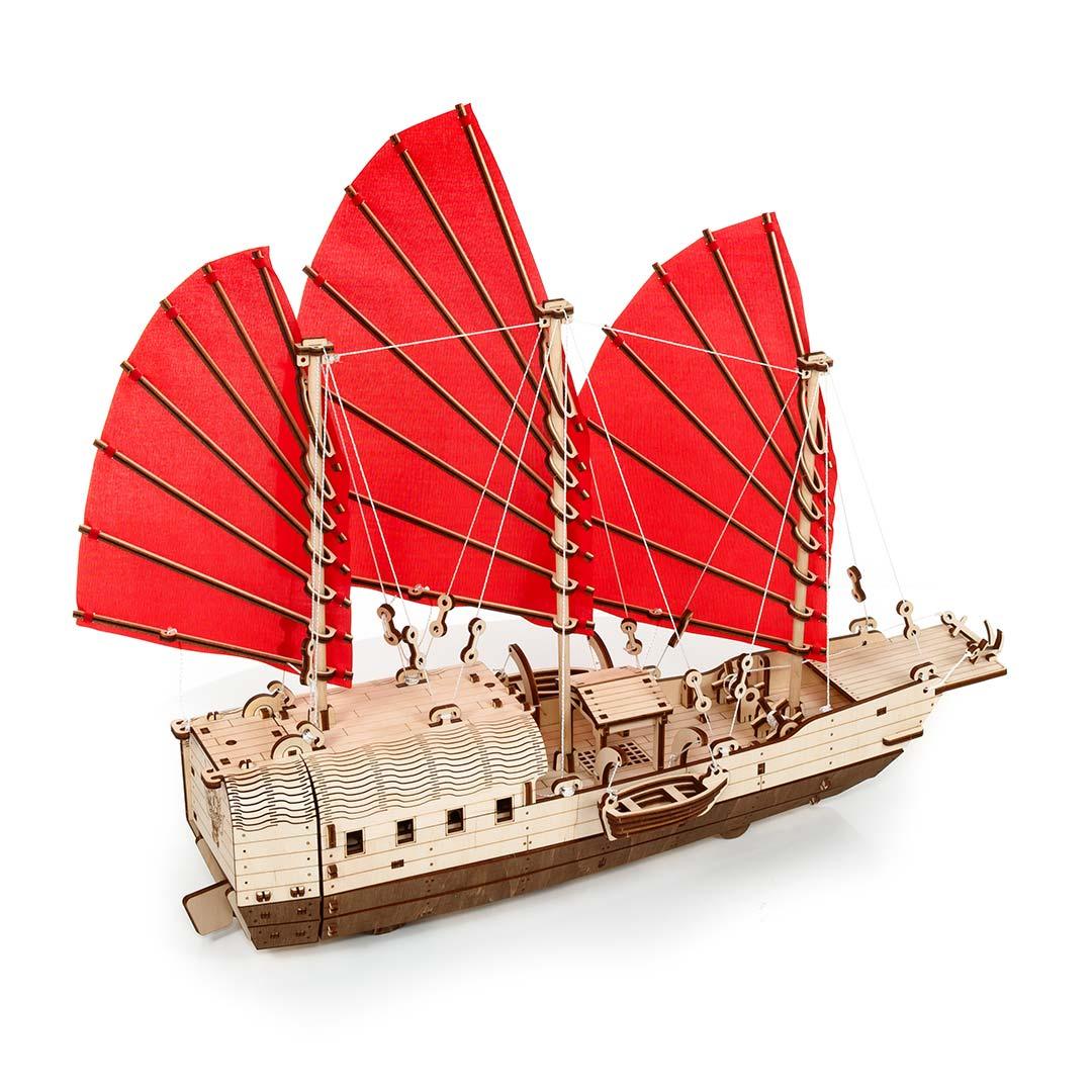 Modell eines Holzschiffs mit drei roten Segeln