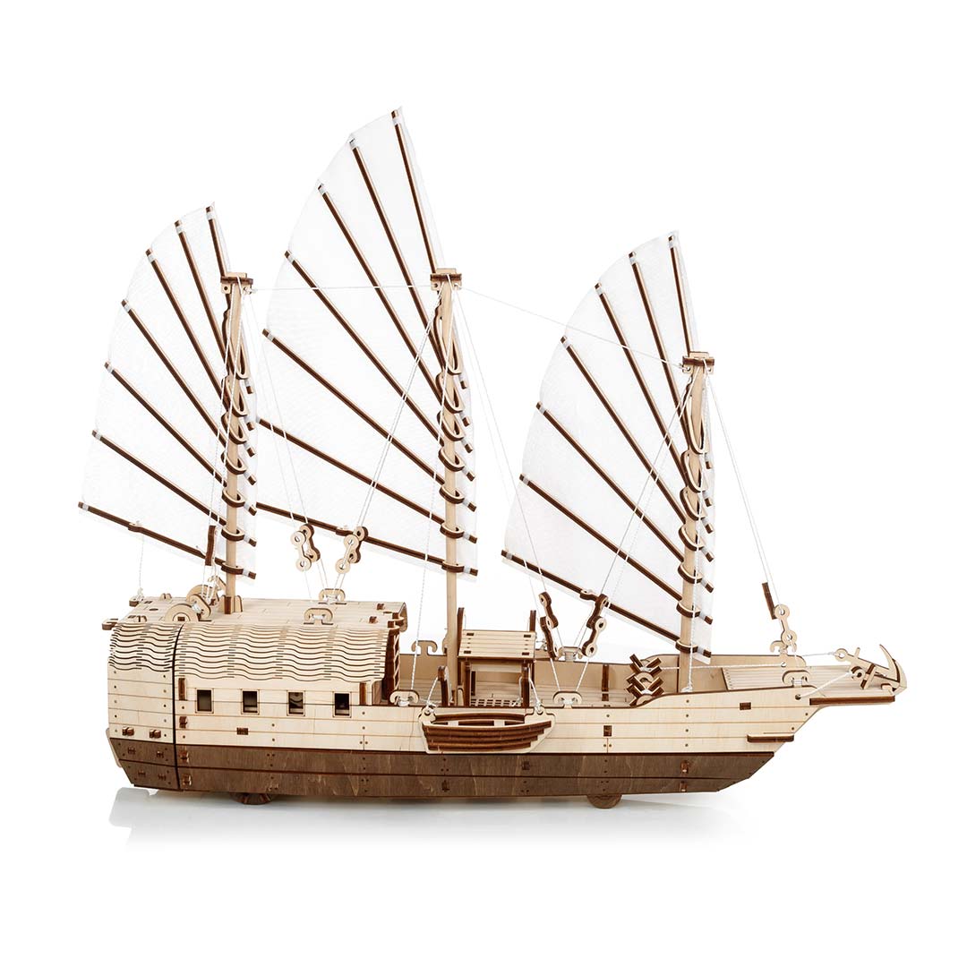 Modell eines chinesischen Segelschiffs aus Holz mit drei Masten und weißen Segeln