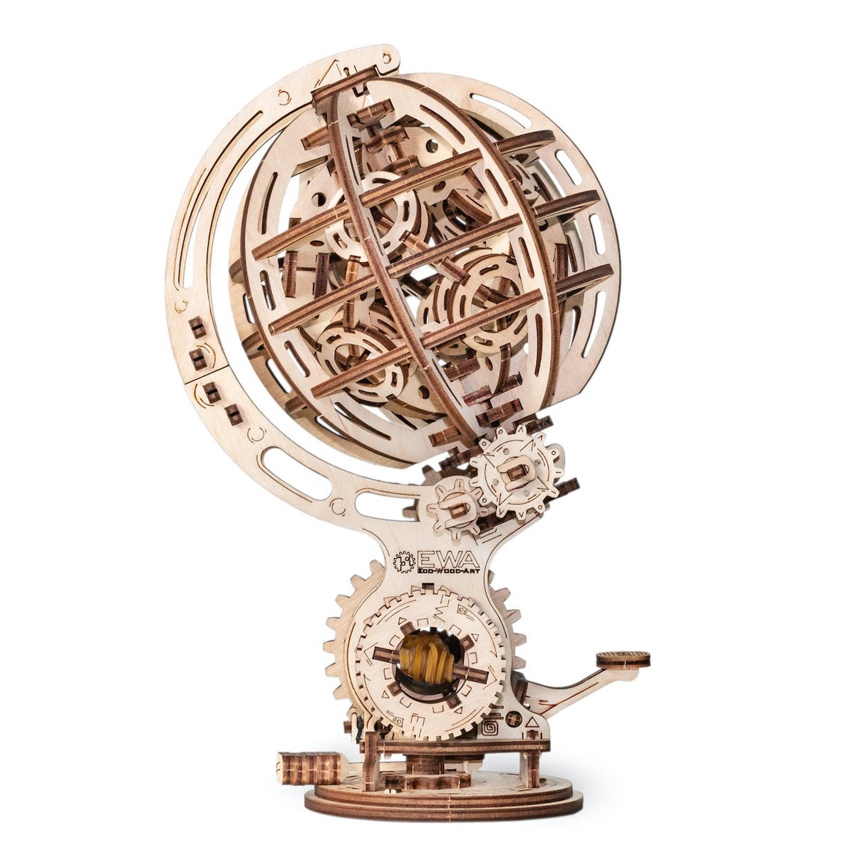 Holzglobus-Modell mit sichtbaren Zahnrädern und Mechanismus auf weißem Hintergrund