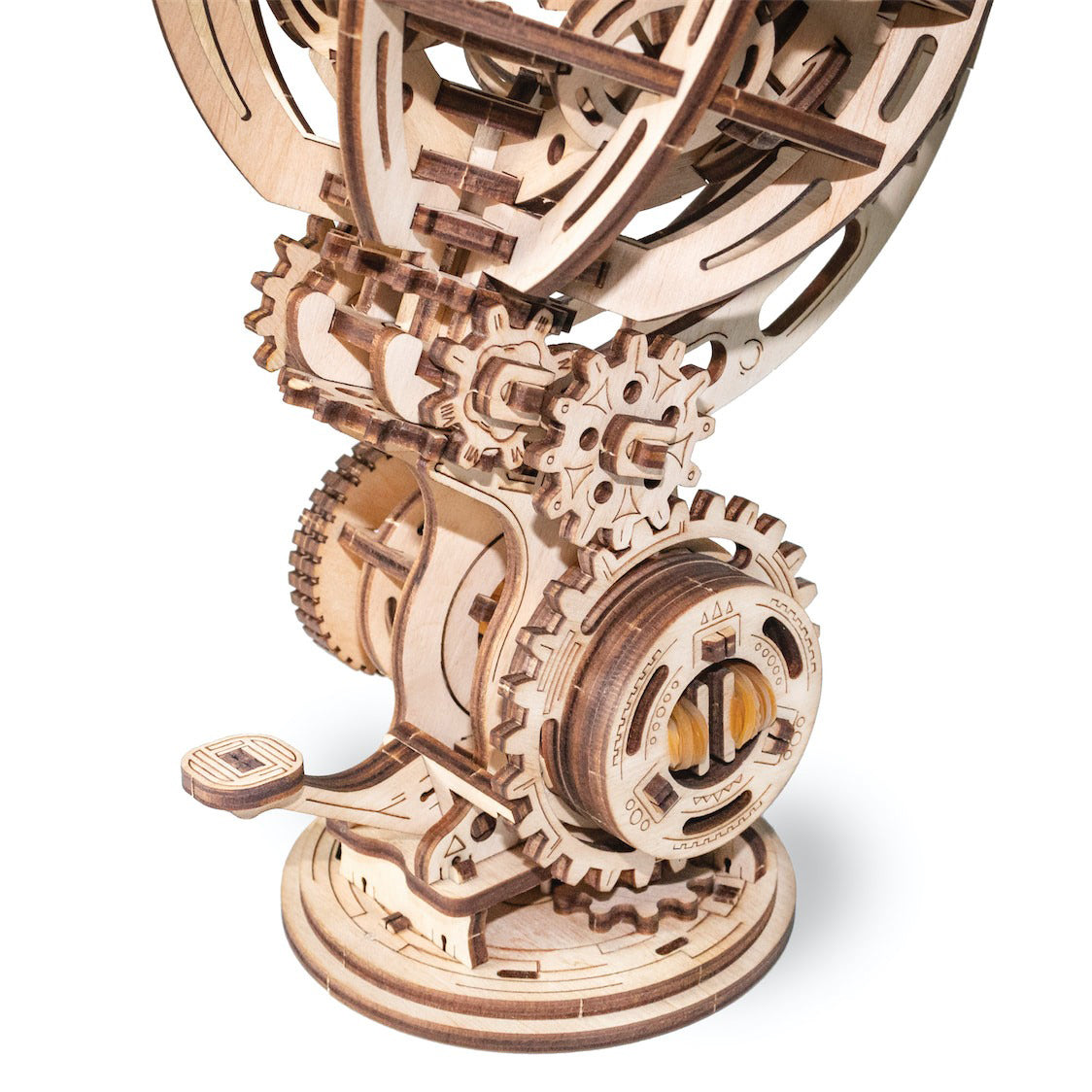Holzmodell eines Globus mit Zahnrädern und Mechanismus auf einem runden Sockel