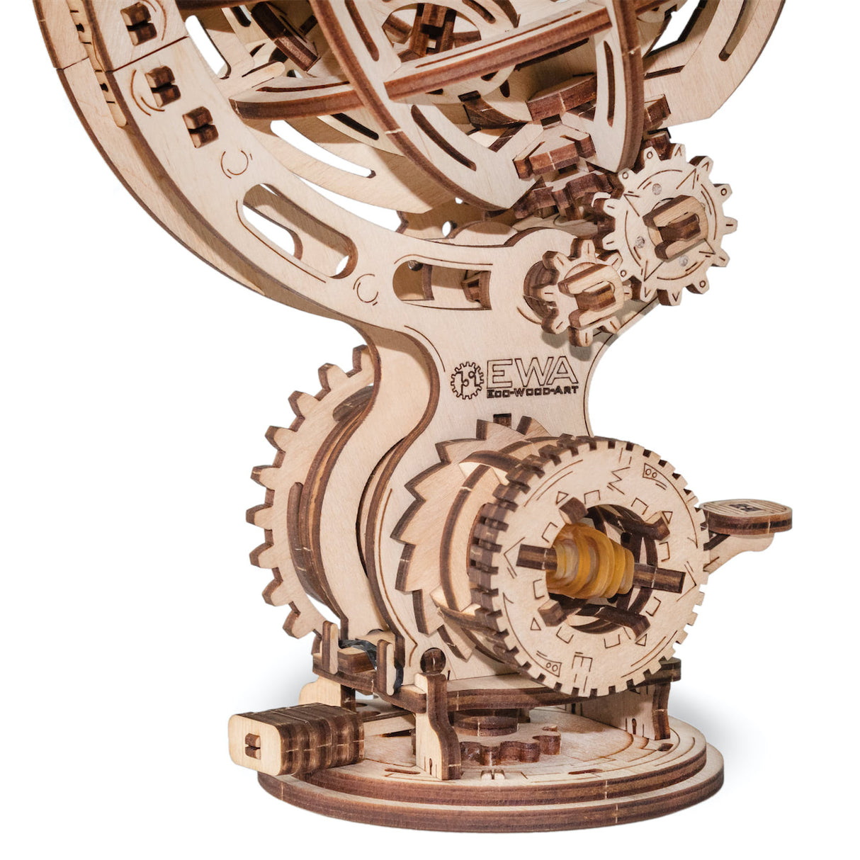 Holzmodell eines mechanischen Globus mit Zahnrädern und komplexen Details