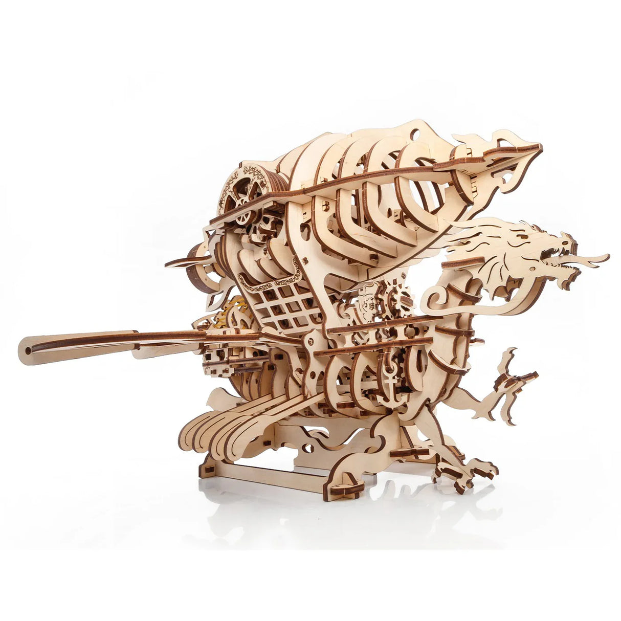 Holzmodell eines Drachen mit mechanischen Flügeln und einem Geschütz auf dem Rücken