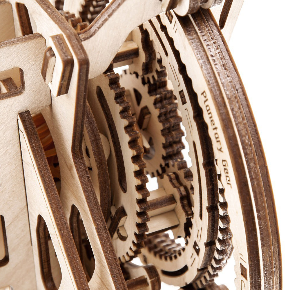 Nahaufnahme eines hölzernen Planetengetriebes mit der Aufschrift Planetary Gear