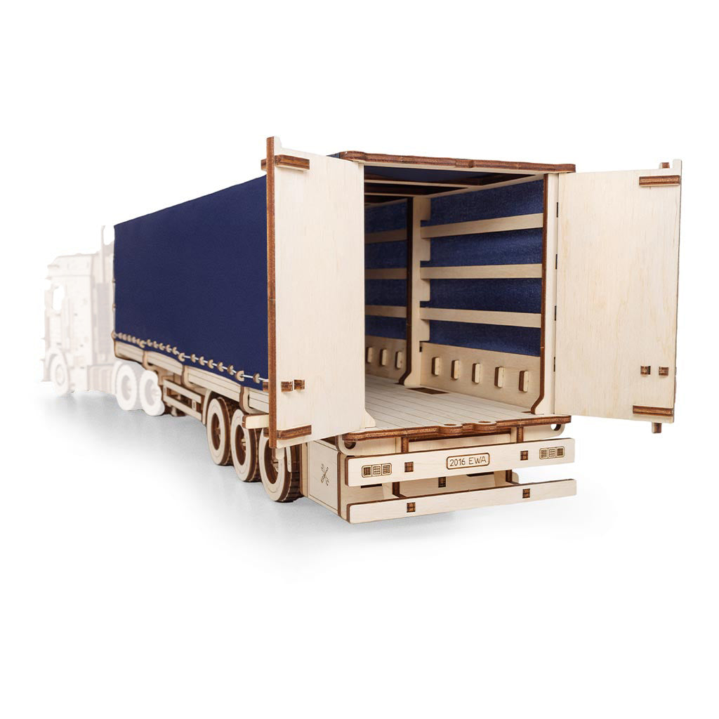 Holzmodell eines Lastwagens mit offenem Anhänger und blauer Plane