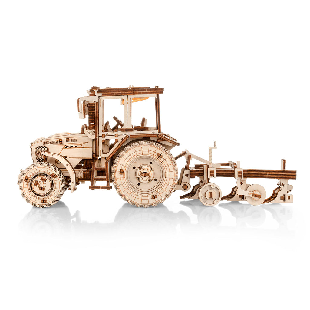 Holzmodell eines Traktors mit Pflug