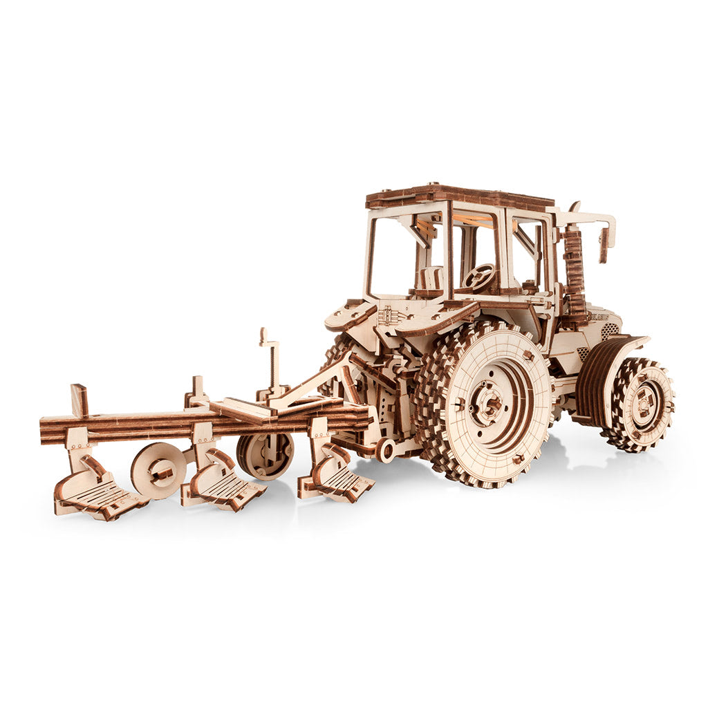 Holzmodell eines Traktors mit Pflug