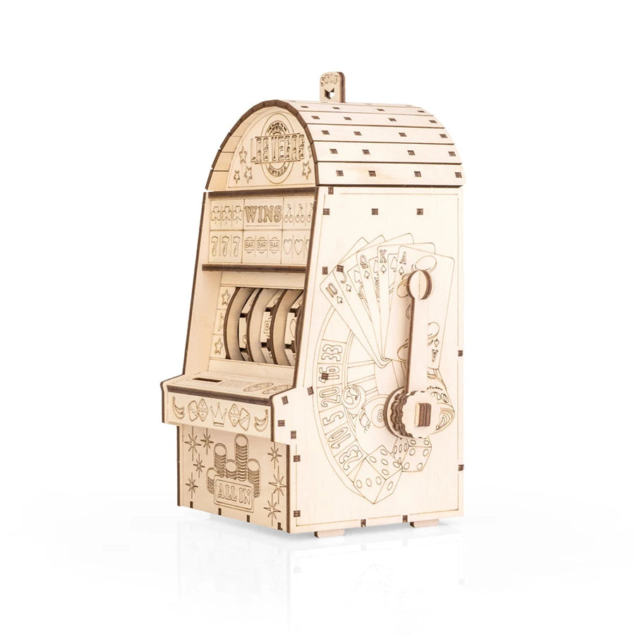Hölzernes Spielautomatenmodell mit Lasergravuren von Spielkarten, Würfeln und Casino-Chips