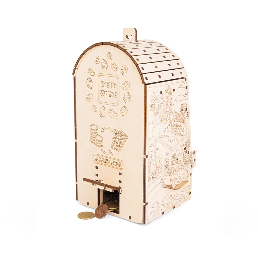 Hölzerner Spielautomat mit Las Vegas Gravur und Münzen
