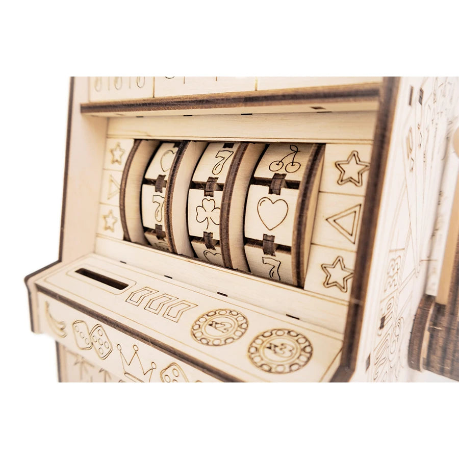 Nahaufnahme eines hölzernen Spielautomaten mit Symbolen wie Herzen, Kleeblättern und Siebenern auf den Walzen