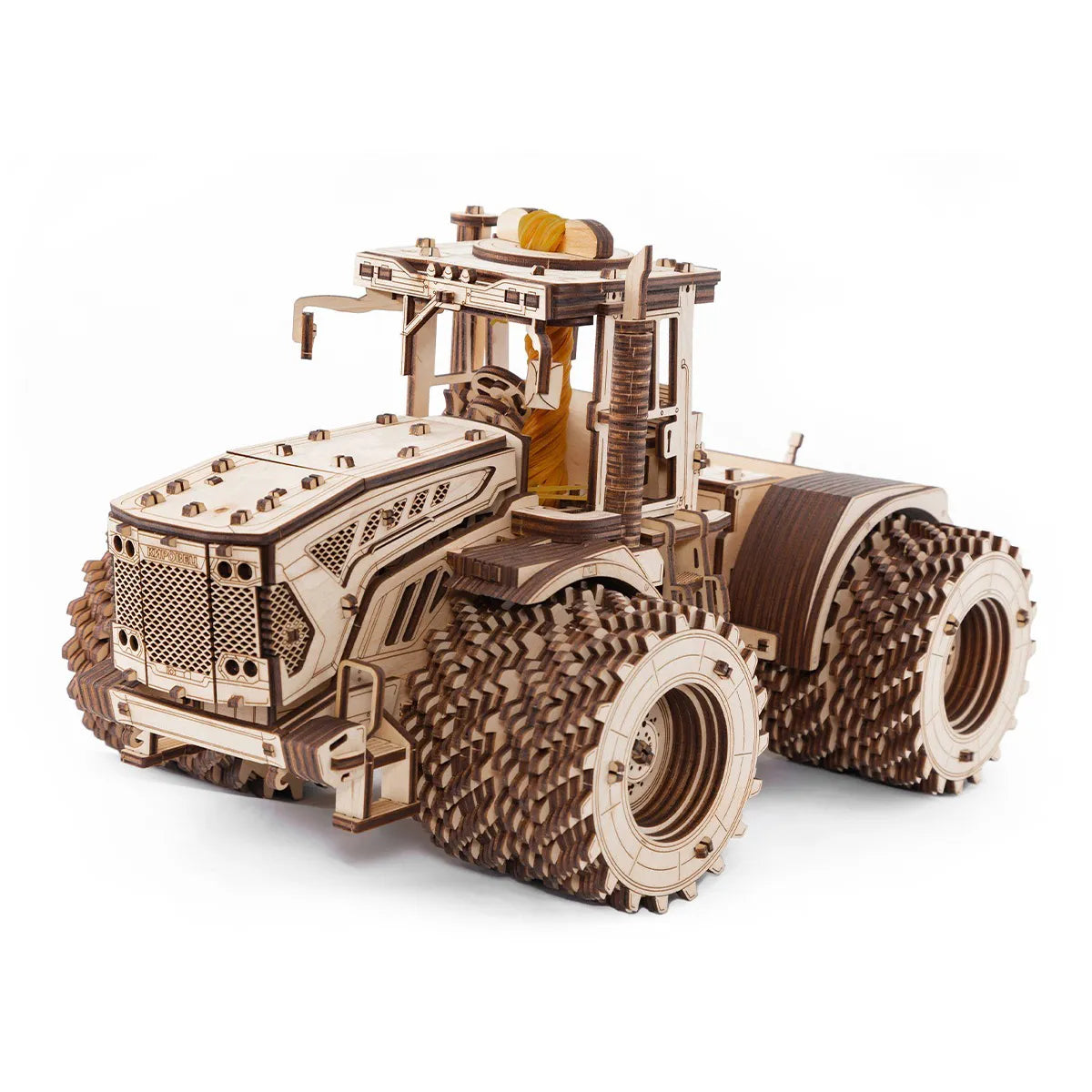 Holzmodell eines Traktors mit detaillierten Rädern und Kabine