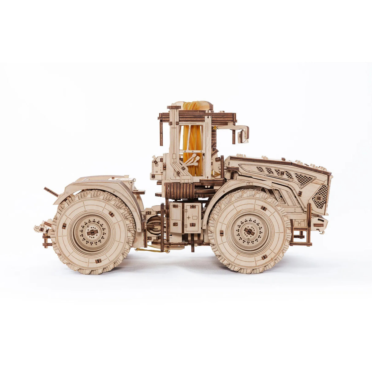 Holzmodell eines Traktors mit detaillierten Rädern und Kabine