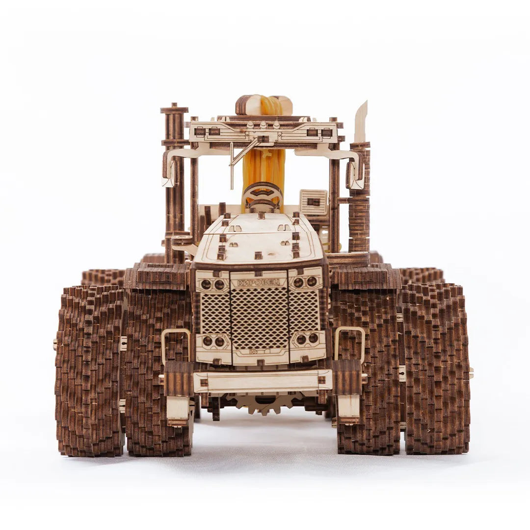 Holzmodell eines Traktors mit großen, detaillierten Rädern und einer Frontansicht des Kühlergrills