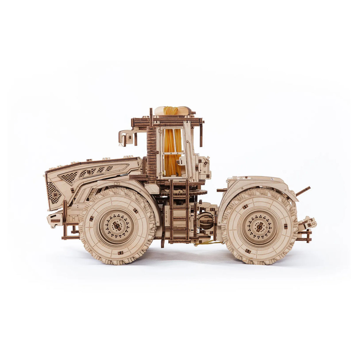 Holzmodell eines Traktors mit großen Rädern und detaillierter Kabine