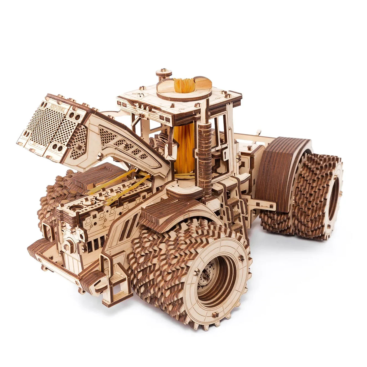 Holzmodell eines Traktors mit detaillierten Rädern und offener Motorhaube