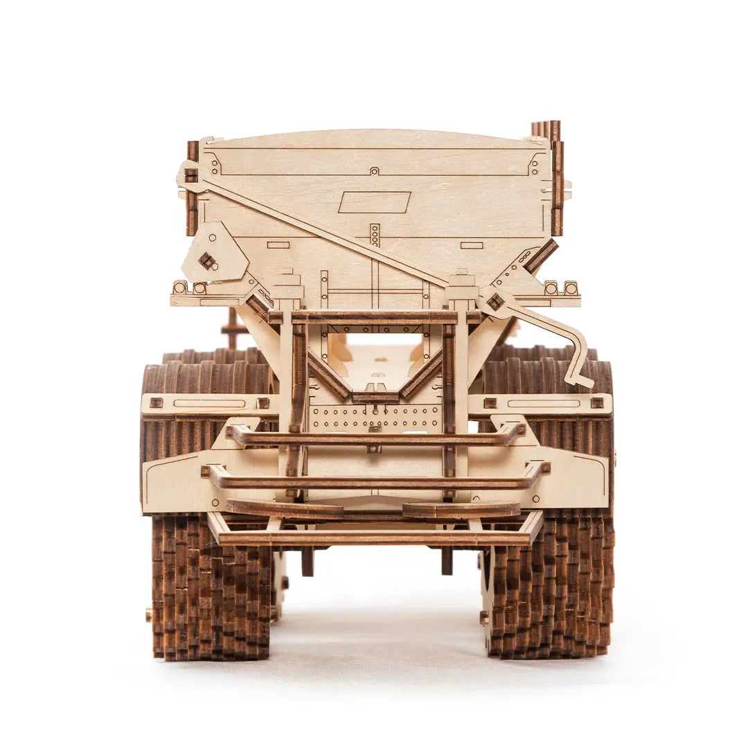Modell eines Holz-Traktors mit Anhänger, Rückansicht