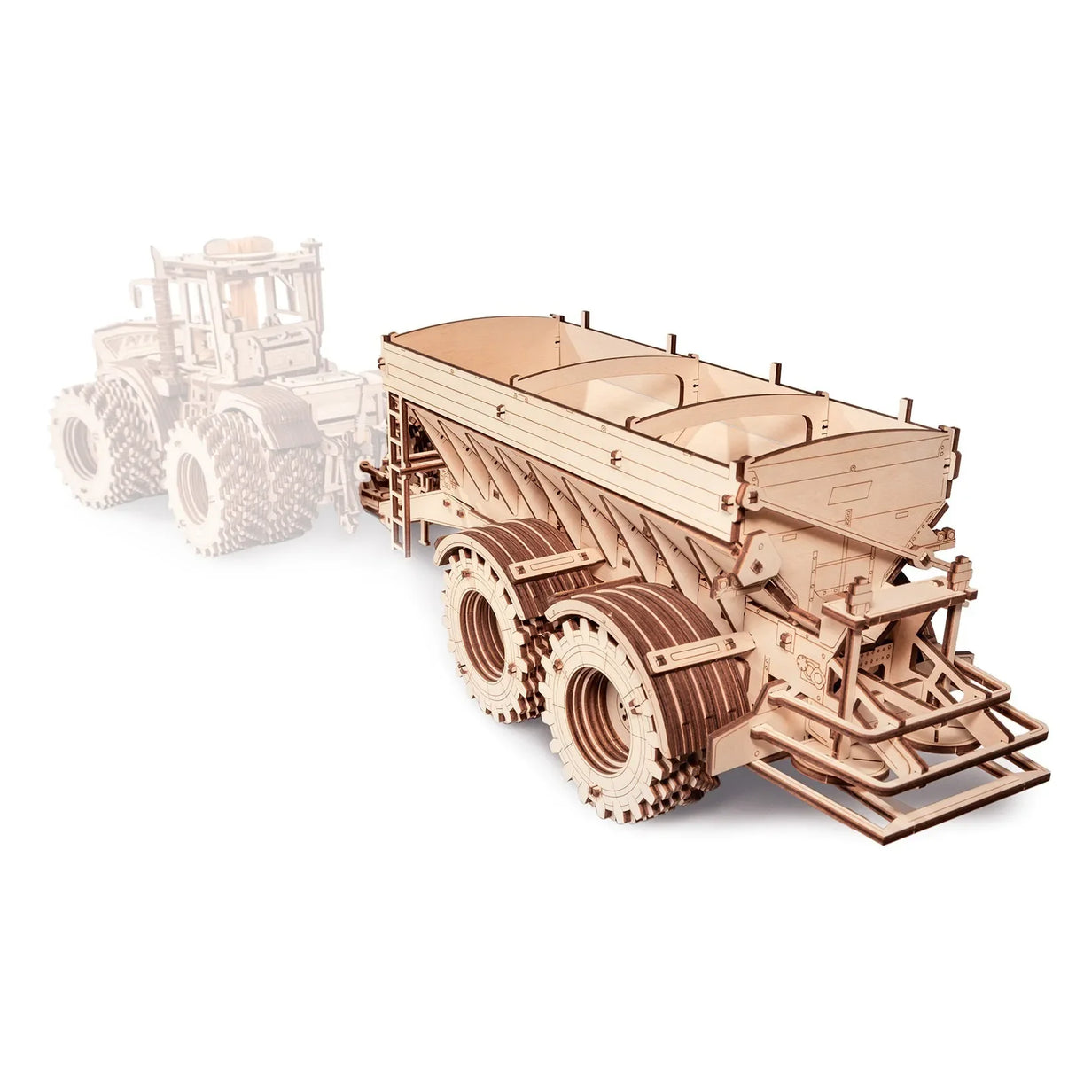 Holzmodell eines Anhängers mit einem Traktor im Hintergrund