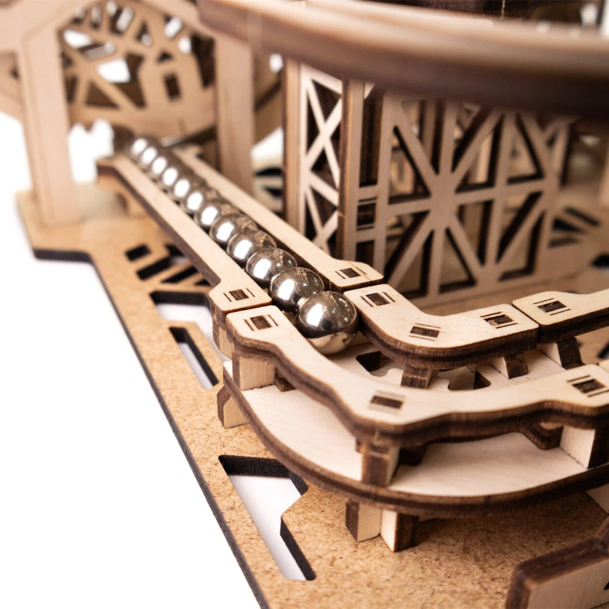 Holzmurmelbahn mit Metallkugeln auf einer Rampe