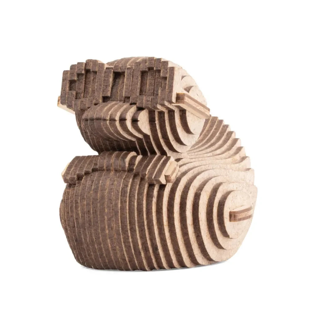 Skulptur eines Chamäleons aus geschichteten Holzplatten