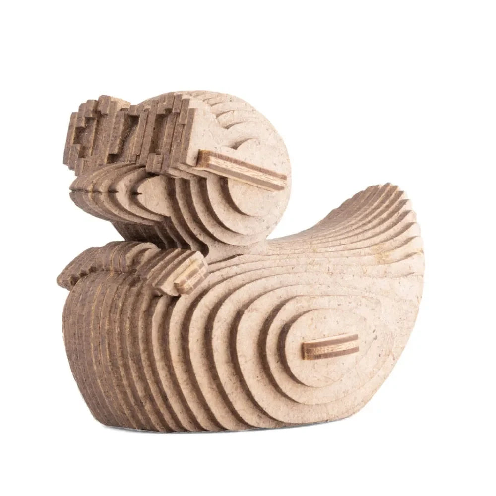 Holzente aus Schichten, die ein 3D-Puzzle bilden