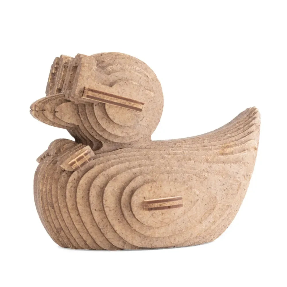 Hölzerne Ente aus Schichten mit dunklen Holzstiften