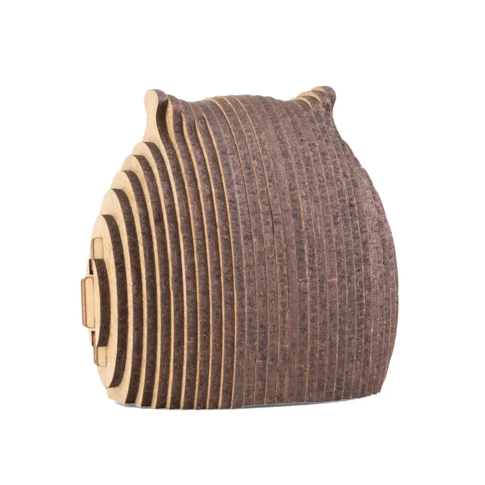 Eule aus Holzschichten, dunkelbraun und hellbraun, mit Ohren und einem kleinen Schnabel