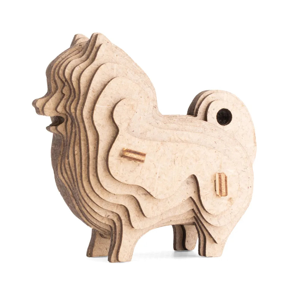 Holzmodell eines Hundes aus mehreren Schichten, die ein flauschiges Fell darstellen