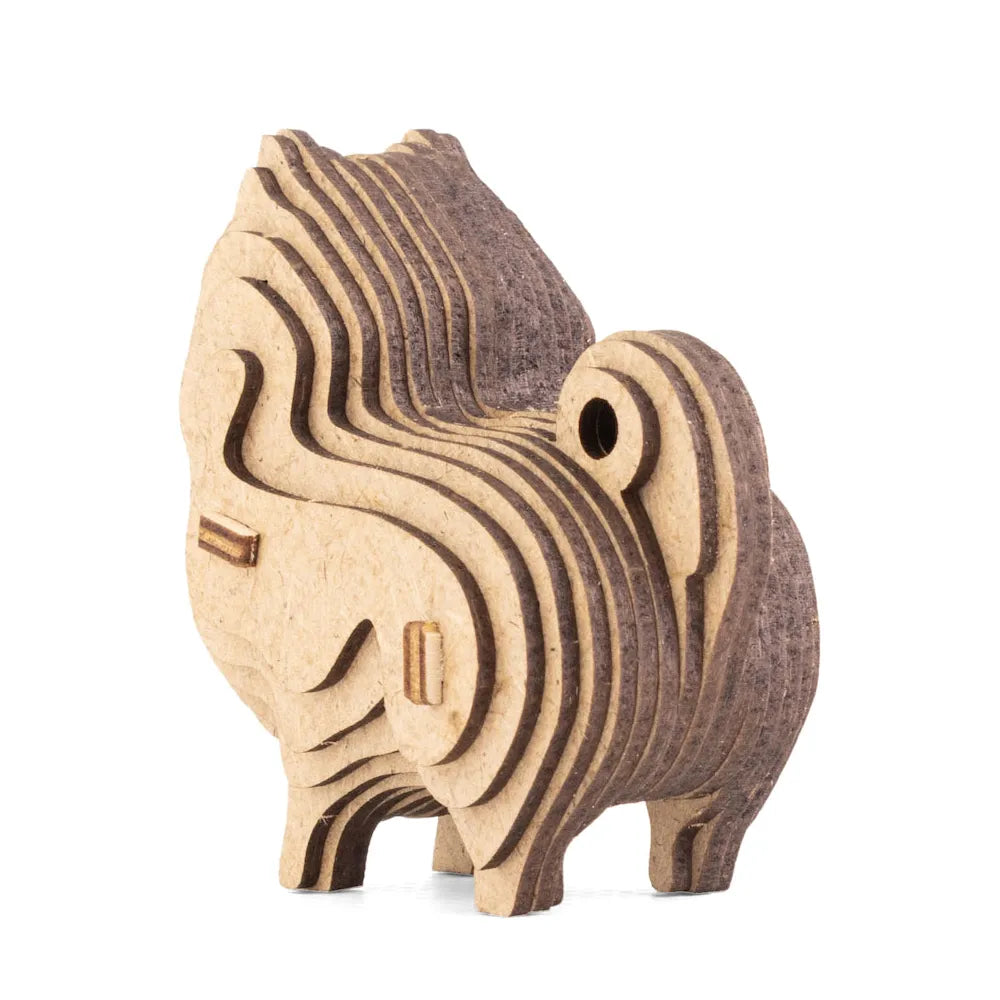 Holzfigur eines Hundes aus geschichteten Holzplatten