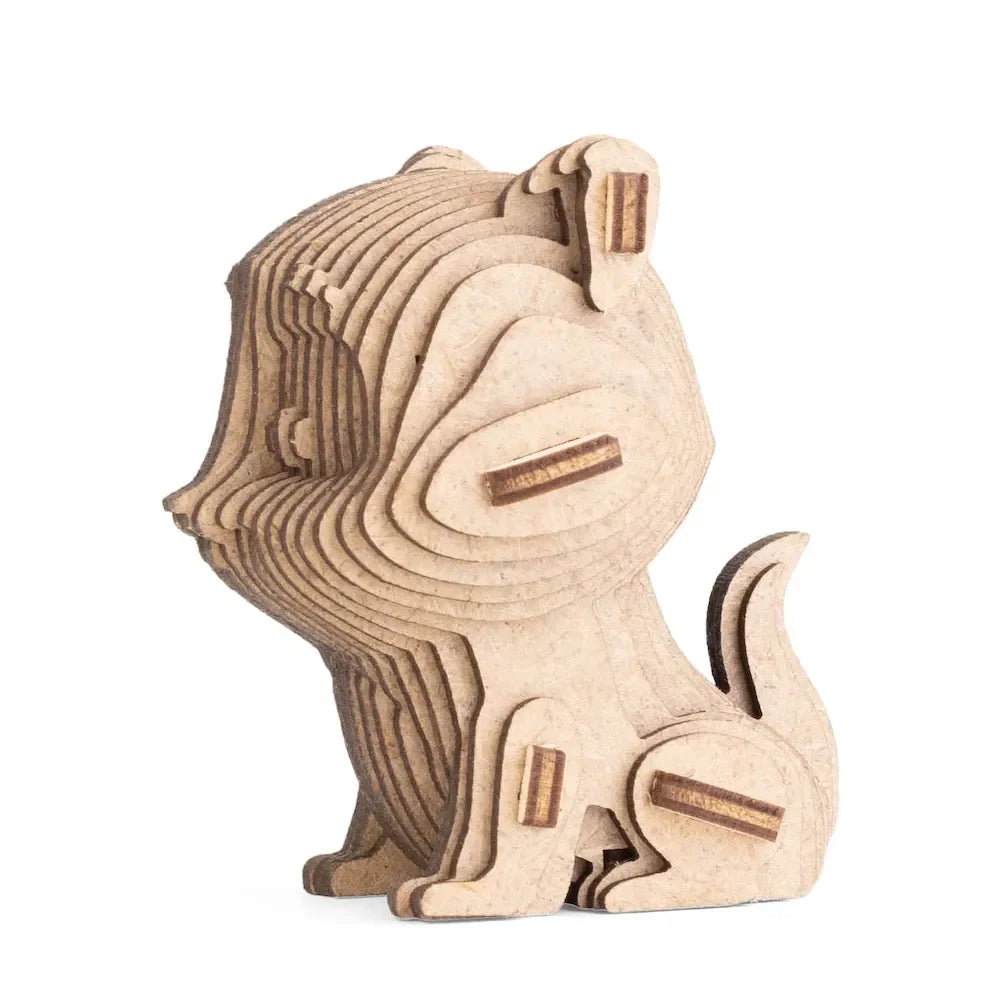 Sitzendes Eichhörnchen aus Holzschichten, Seitenansicht