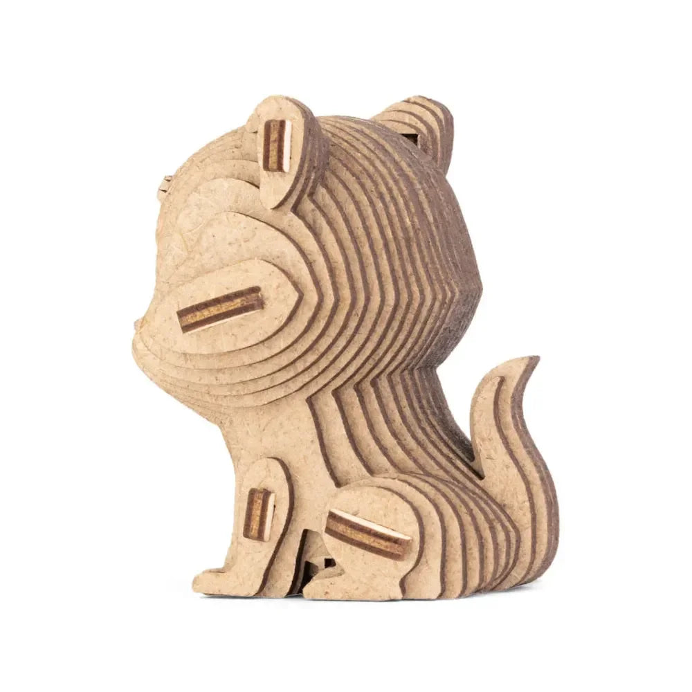 Holzkatzenmodell aus Schichten von hellem und dunklem Holz