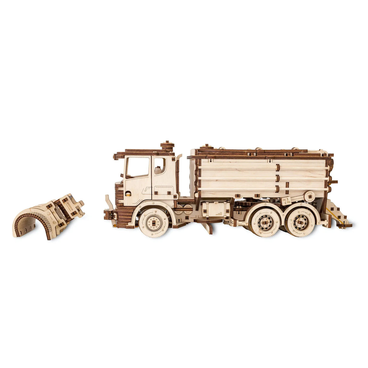 Holzmodell eines Lastwagens mit Anhänger und einem separaten Holzteil