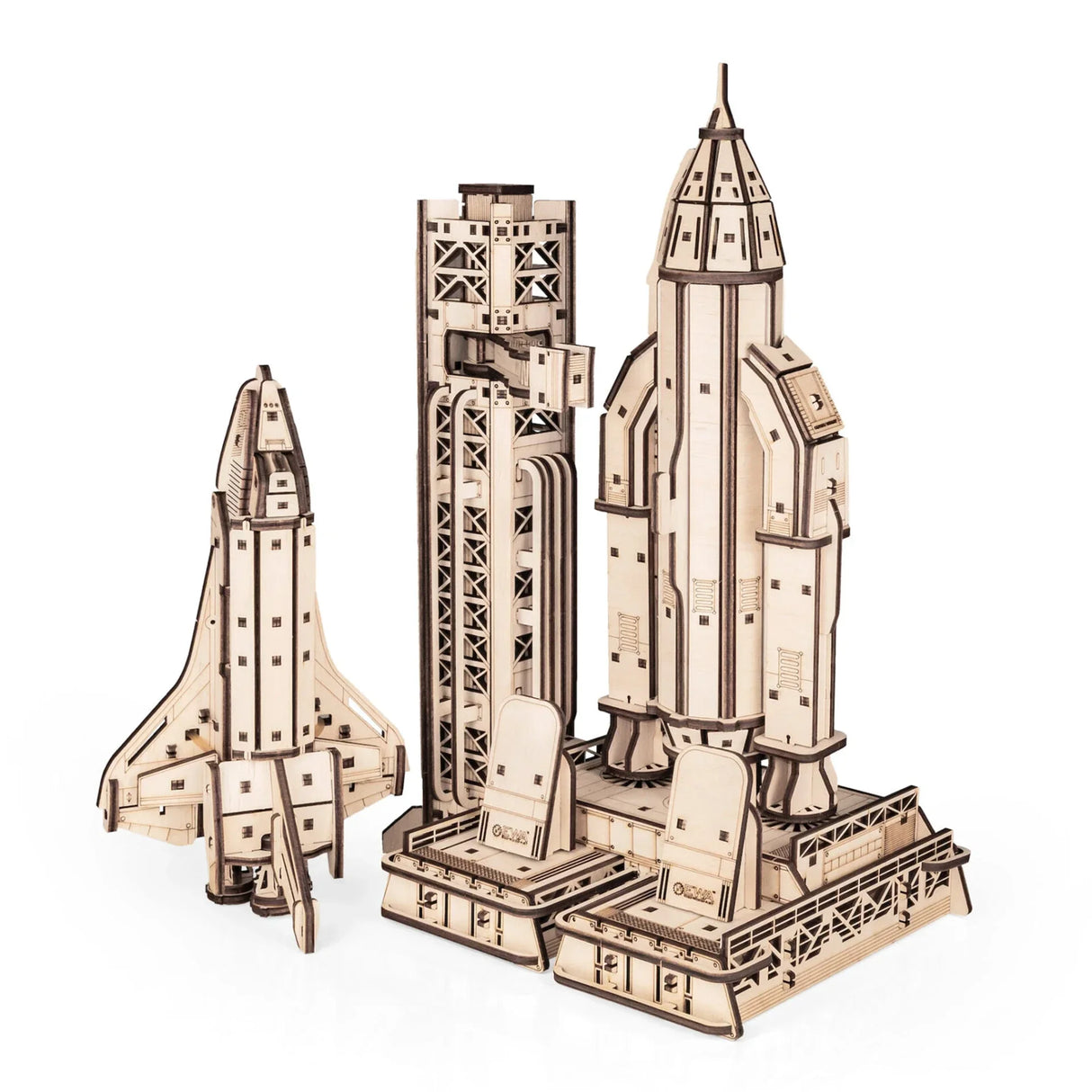 Holzmodell eines Space Shuttles mit Startrampe und Rakete